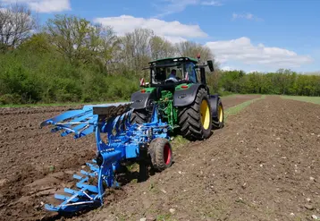 <em class="placeholder">Tracteur John Deere avec charrue Lemken</em>