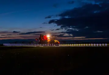 <em class="placeholder">Pulvérisateur Amazone dans la  nuit avec l&#039;éclairage des buses</em>