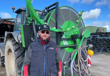 <em class="placeholder">Nicolas Guillou devant le nettoyeur de drains Sieger Drain-Jet WR de la Cuma vendéenne Inter-Rives </em>