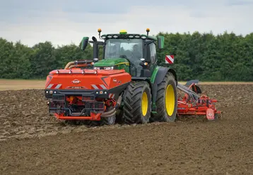 <em class="placeholder">Tracteur John Deere au semis avec la trémie frontale TF 2300 C.</em>