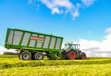 <em class="placeholder">Remorque autochargeuse Bergmann dans un champ avec tracteur Fendt</em>