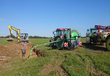 <em class="placeholder">Chantier de nettoyage des drains incluant une mini-pelle Neuson, un nettoyeur de drain Sieger, attelé à un tracteur Case IH, et un pulvérisateur Hardi derrière un ...</em>