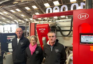 <em class="placeholder">Dominique Guimené, Marie-Pierre Guimené et Régis Monnier, associés du Gaec des Gressets (Morbihan) devant leur robot de traite Astronaut A5, 10 000e de Lely France</em>
