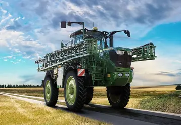 <em class="placeholder">Automoteur de pulvérisation John Deere équipé de pneumatiques BKT Agrimax Spargo SB. </em>