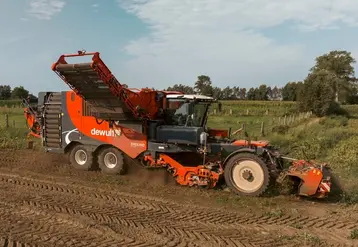 <em class="placeholder">Arracheuse automotrice de pommes de terre Dewulf Enduro Gen 2.</em>