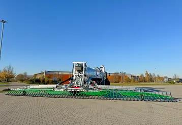 <em class="placeholder">Tonne à lisier Fliegl avec rampe à lisier à patins équipée d&#039;un répartiteur à vis sans fin</em>
