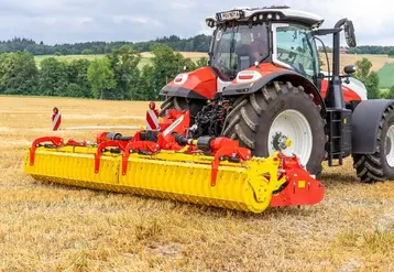 <em class="placeholder">Herse rotative Pöttinger Lion V attelée à un tracteur Steyr </em>