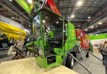 <em class="placeholder">Mélangeuse automotrice Straumann Primus 600 équipée de la nouvelle cabine Smart Feed Cab</em>
