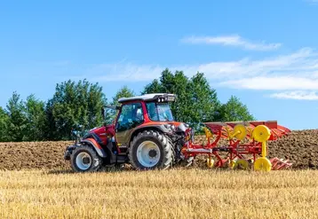 <em class="placeholder">Charrue Pöttinger Servo 2000 derrière un tracteur Lindner Lintrac</em>