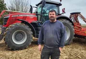 Florent Guilloteau (Loiret) devant un tracteur Massey Ferguson de la société en nom collectif