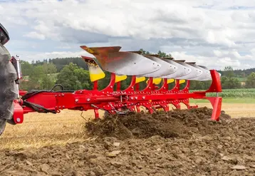 Charrue Pöttinger Servo 4000 en position hors-raie