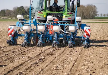 <em class="placeholder">Semoir monograine six rangs de chez Monosem modernisé avec des composants Precision Planting au travail.</em>