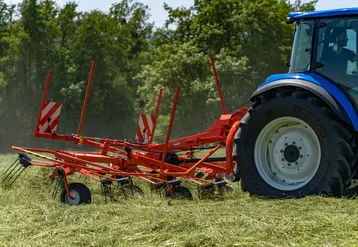 <em class="placeholder">Faneuse Kuhn GF 5203 au travail</em>