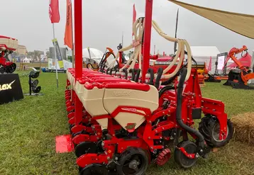 <em class="placeholder">Semoir monograine Sola Velox avec distribution Precision Planting</em>