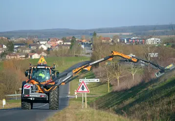 <em class="placeholder">Épareuse Noremat Delta T97 attelée sur un tracteur Valtra</em>
