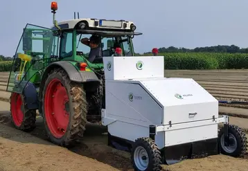 <em class="placeholder">Désherbeuse au laser Escarda Technologies derrière un tracteur Fendt.</em>