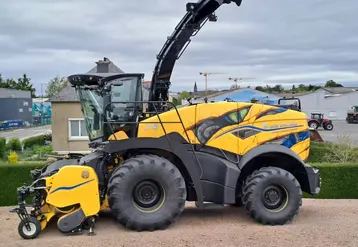 <em class="placeholder">Vue latérale de l&#039;ensileuse New Holland FR Forage Cruiser année modèle 2025 customisée par AF CUSTOM Aerographe-Fockeur </em>