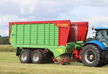 <em class="placeholder">Remorque autochargeuse Strautmann Magnon 9-370 DO dans un champ avec tracteur New Holland</em>