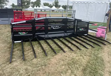 <em class="placeholder">Fourche à ensilage SlurryKat spéciale grosse chargeuse exposée au Salon de l&#039;herbe 2025</em>