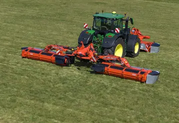 <em class="placeholder">Tracteur John Deere avec faucheuse à disques Kuhn GMD 9530 RV dotée d’un groupeur à vis</em>