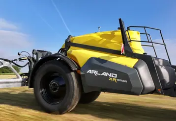 <em class="placeholder">Pulvérisateur traîné Arland XR en action</em>