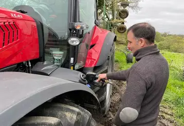 agriculteur remplissant le réservoir du tracteur Mc Cormick