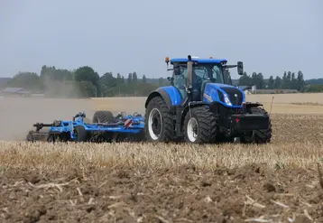   Tracteur dans un champ 