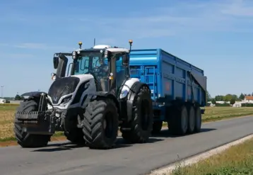 Tracteur Valtra et benne Maupu sur la route
