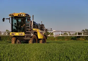 <em class="placeholder">Pulvérisateur automoteur Arland GR en action.</em>