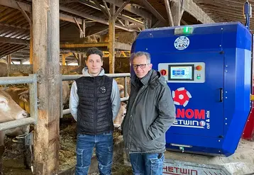 <em class="placeholder">Dylan et Eric Rochas, de la ferme des Colibris, devant le robot d&#039;alimentation Hetwin </em>