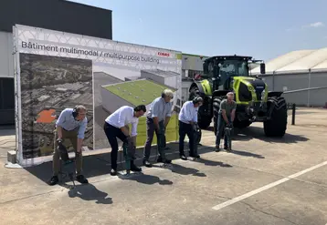 Claas pose la première pierre au Mans d'un nouveau bâtiment de 3 800 m² qui devrait être achevé fin 2026.
