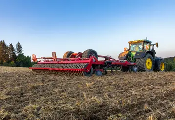 <em class="placeholder">Déchaumeur à dents Horsch Fortis LT derrière un tracteur John Deere</em>
