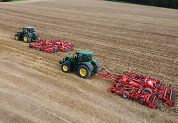 <em class="placeholder">Déchaumeur à dents scalpeur Kuhn Highlander et tracteur John Deere</em>