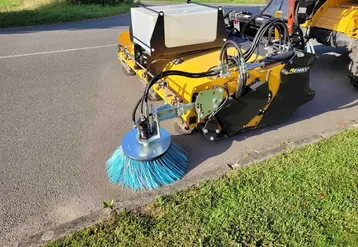 <em class="placeholder">Balayeuse Master&#039;Clean d&#039;Emily sur chargeur télescopique JCB</em>