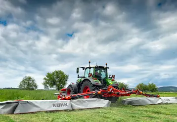 <em class="placeholder">Groupe de fauche Kuhn GMD 15030 sur un tracteur Fendt</em>