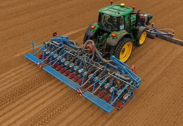 <em class="placeholder">Semoir Monosem MS Electron 18 rangs derrière un tracteur John Deere  au champ</em>