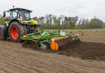 Déchaumeur Amazone Cenio équipé du rouleau FW 580 et tracteur Claas