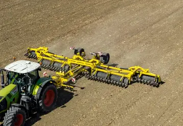 Rouleau Galaxy GE 12300 de Bednar derrière un tracteur Claas