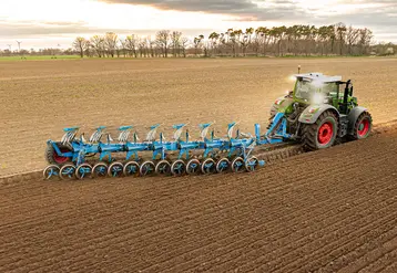 Charrue Lemken Diamant 18 équipée d'un rouleau intégré FlexPack derrière une tracteur Fendt