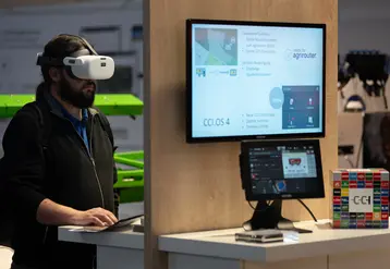 Essai de casque de réalité virtuelle au salon Agritechnica en 2023.