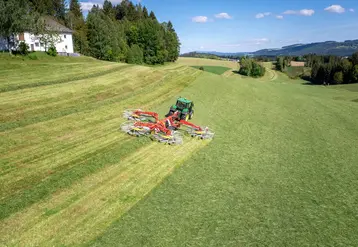 Tracteur John Deere et andaineur Pöttinger Top VT 12540 C