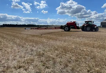 <em class="placeholder">Pulvérisateur traîné iXtrack T4 derrière un tracteur Case IH</em>