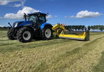 Andaineur à tapis Kverneland Roc RS 920 derrière un tracteur New Holland T6.180.