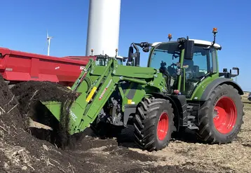Tracteur Fendt 300 Vario Gen5 au chargeur.