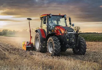 <em class="placeholder">Tracteur Case IH Farmall 100A avec herse rotative Pöttinger</em>