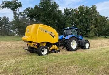 <em class="placeholder">Presse à balles rondes New Holland Roll-Belt Plus et tracteur New Holland</em>