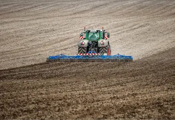 Tracteur Fendt et outil de travail du sol Carré