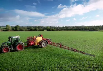 <em class="placeholder">Pulvérisateur trainé Beyne derrière un tracteur Fendt.</em>
