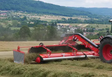 <em class="placeholder">Andaineur à tapis Kuhn  Merge Maxx 102.</em>