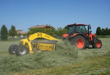 <em class="placeholder">Andaineur à tapis Kverneland Roc ST 920 et tracteur Kubota</em>